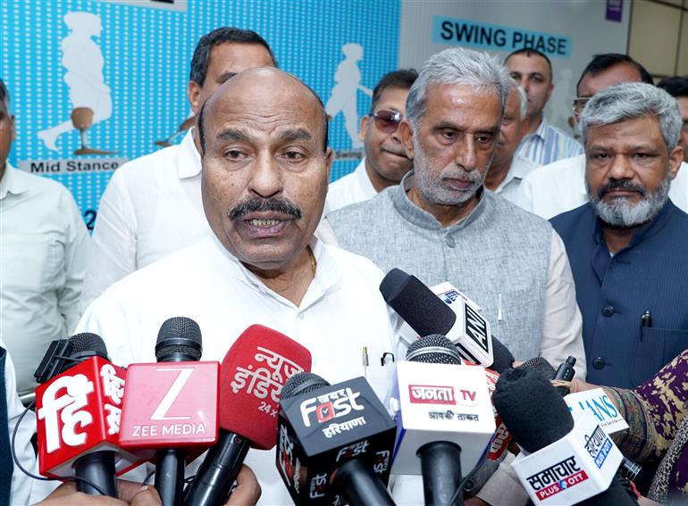 केंद्रीय सामाजिक न्याय और अधिकारिता मंत्री डॉ. वीरेंद्र कुमार 11 अप्रैल, 2026 को हरियाणा के फरीदाबाद में ALIMCO (सामाजिक न्याय और अधिकारिता मंत्रालय के दिव्यांगजन सशक्तिकरण विभाग के अंतर्गत एक पीएसयू) के सहायक उत्पादन केंद्र (एपीओसी) के उद्घाटन अवसर पर मीडिया से बातचीत करते हुए।