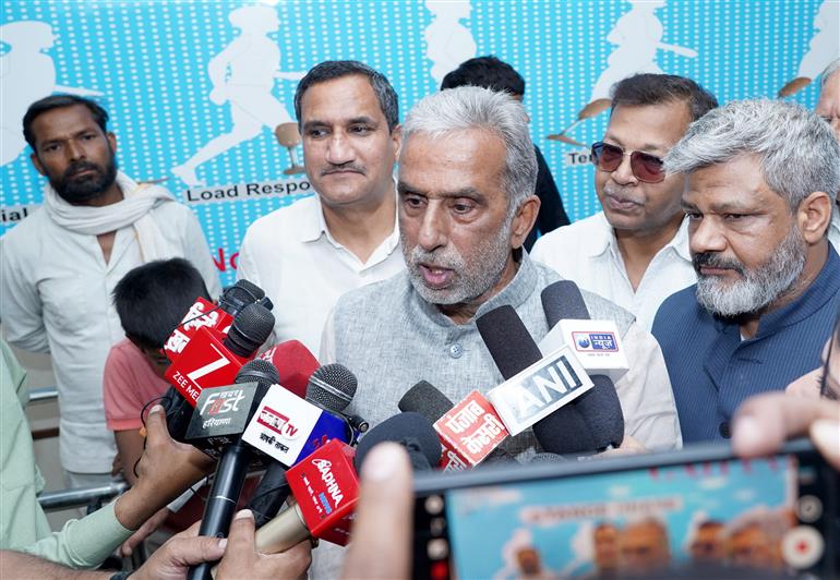 सहकारिता राज्य मंत्री श्री कृष्ण पाल गुर्जर ने 11 अप्रैल 2026 को हरियाणा के फरीदाबाद में सामाजिक न्याय एवं अधिकारिता मंत्रालय के दिव्यांगजन सशक्तिकरण विभाग (DEPwD) के अधीन आने वाले सार्वजनिक क्षेत्र के उपक्रम ALIMCO द्वारा स्थापित सहायक उत्पादन केंद्र (एपीओसी) के उद्घाटन अवसर पर मीडिया से बातचीत की।