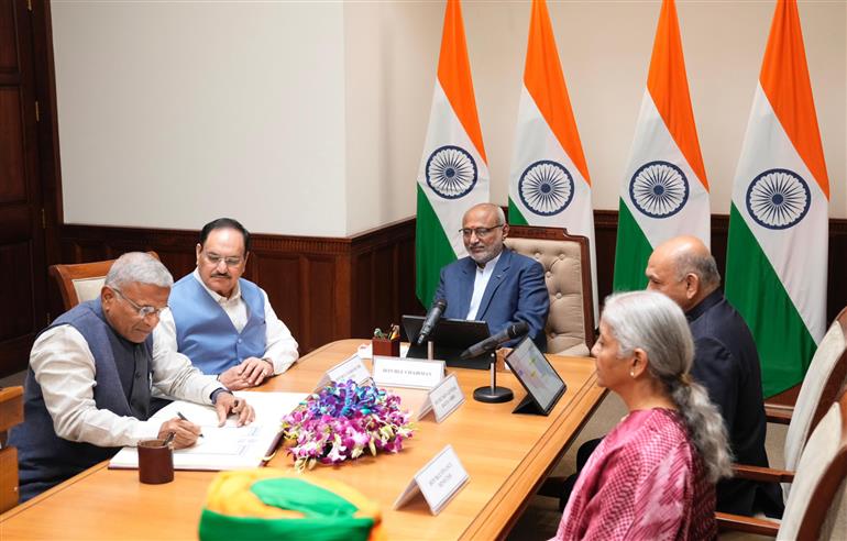 उपराष्ट्रपति और राज्यसभा के सभापति श्री सी. पी. राधाकृष्णन ने 10 अप्रैल, 2026 को नई दिल्ली स्थित संसद भवन में, राज्यसभा के नव-मनोनीत सदस्य श्री हरिवंश को शपथ दिलाई।