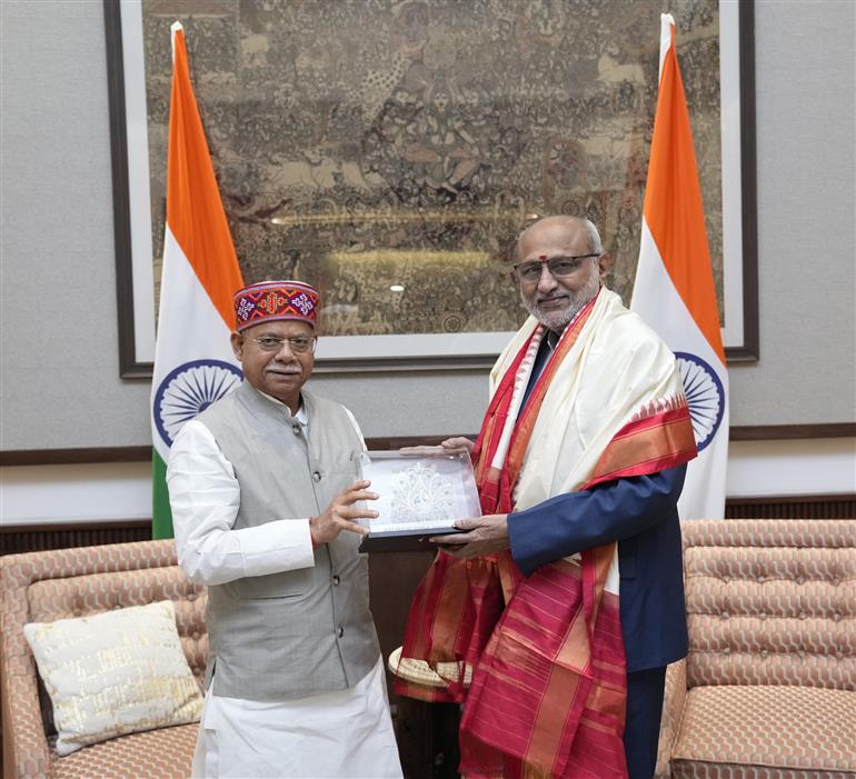 तेलंगाना के राज्यपाल श्री शिव प्रताप शुक्ला ने 10 अप्रैल, 2026 को उपराष्ट्रपति भवन, नई दिल्ली में उपराष्ट्रपति श्री सी. पी. राधाकृष्णन से मुलाकात की।