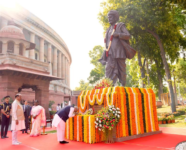 उपराष्ट्रपति श्री सी. पी. राधाकृष्णन ने 11 अप्रैल, 2026 को नई दिल्ली स्थित संसद भवन परिसर में महात्मा ज्योतिराव फुले की जयंती के अवसर पर उन्हें पुष्पांजलि अर्पित की।