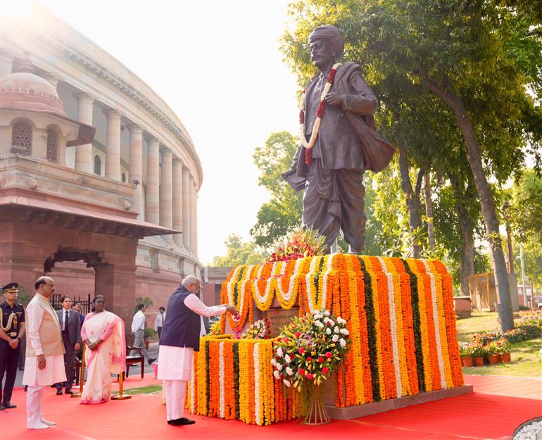 उपराष्ट्रपति श्री सी. पी. राधाकृष्णन ने 11 अप्रैल, 2026 को नई दिल्ली स्थित संसद भवन परिसर में महात्मा ज्योतिराव फुले की जयंती के अवसर पर उन्हें पुष्पांजलि अर्पित की।