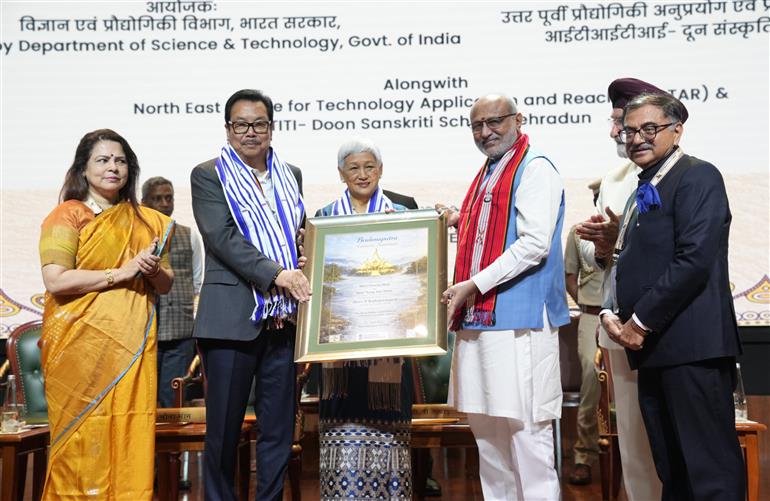 उपराष्ट्रपति श्री सी. पी. राधाकृष्णन ने 12 अप्रैल 2026 को नई दिल्ली स्थित भारत मंडपम में “विज्ञान और तकनीकी हस्तक्षेपों के माध्यम से जनजातीय जीवन का रूपांतरण- भाषा, आस्था और संस्कृति का संरक्षण” शीर्षक से आयोजित एक सम्मेलन का उद्घाटन किया।