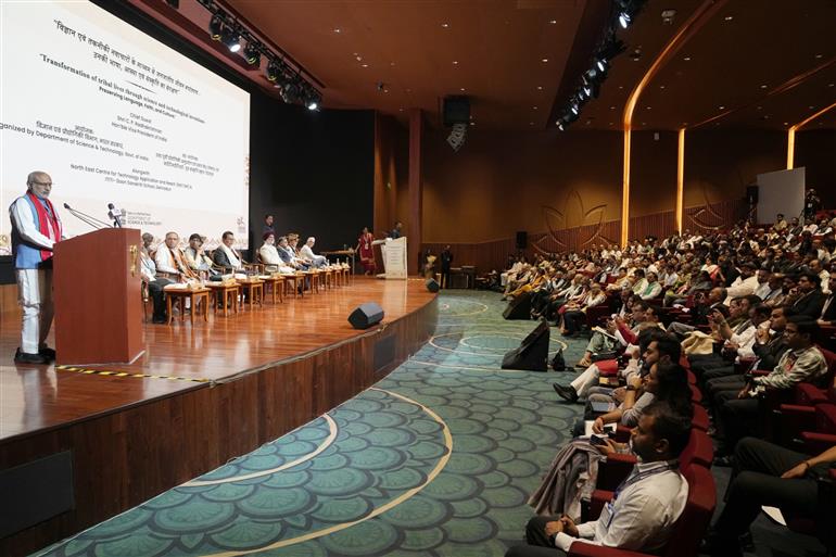 उपराष्ट्रपति श्री सी. पी. राधाकृष्णन ने 12 अप्रैल 2026 को नई दिल्ली स्थित भारत मंडपम में “विज्ञान और तकनीकी हस्तक्षेपों के माध्यम से जनजातीय जीवन का रूपांतरण- भाषा, आस्था और संस्कृति का संरक्षण” शीर्षक से आयोजित एक सम्मेलन का उद्घाटन किया।