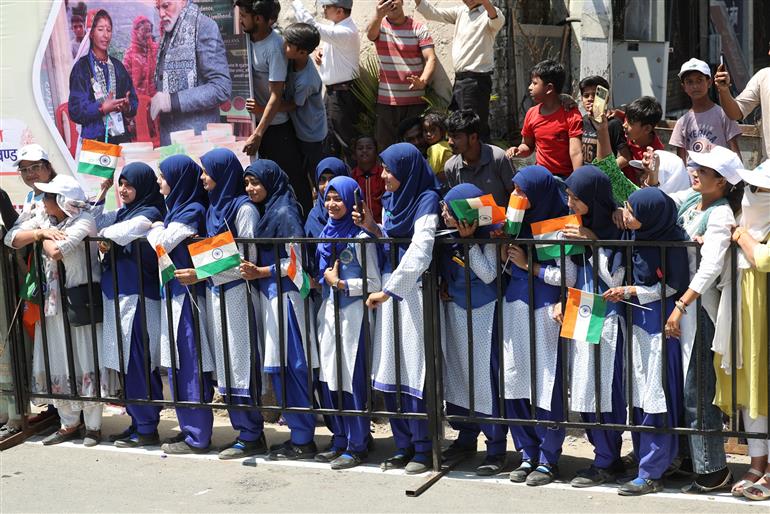 14 अप्रैल, 2026 को उत्तराखंड के देहरादून पहुंचने पर प्रधानमंत्री श्री नरेन्द्र मोदी का लोगों द्वारा गर्मजोशी से स्वागत किया गया।