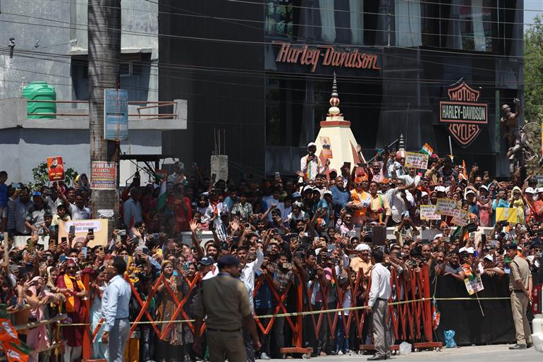 14 अप्रैल, 2026 को उत्तराखंड के देहरादून पहुंचने पर प्रधानमंत्री श्री नरेन्द्र मोदी का लोगों द्वारा गर्मजोशी से स्वागत किया गया।