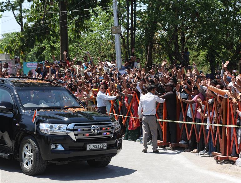 14 अप्रैल, 2026 को उत्तराखंड के देहरादून पहुंचने पर प्रधानमंत्री श्री नरेन्द्र मोदी का लोगों द्वारा गर्मजोशी से स्वागत किया गया।