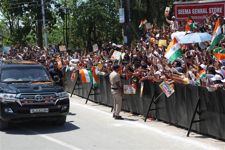 14 अप्रैल, 2026 को उत्तराखंड के देहरादून पहुंचने पर प्रधानमंत्री श्री नरेन्द्र मोदी का लोगों द्वारा गर्मजोशी से स्वागत किया गया।