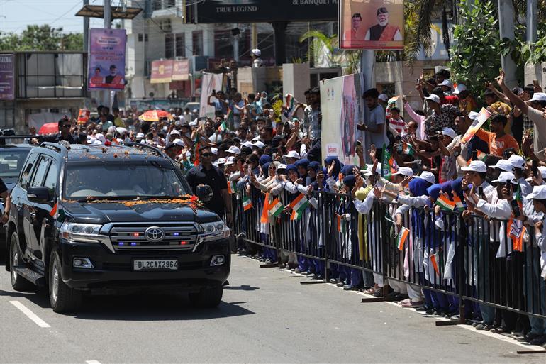 14 अप्रैल, 2026 को उत्तराखंड के देहरादून पहुंचने पर प्रधानमंत्री श्री नरेन्द्र मोदी का लोगों द्वारा गर्मजोशी से स्वागत किया गया।