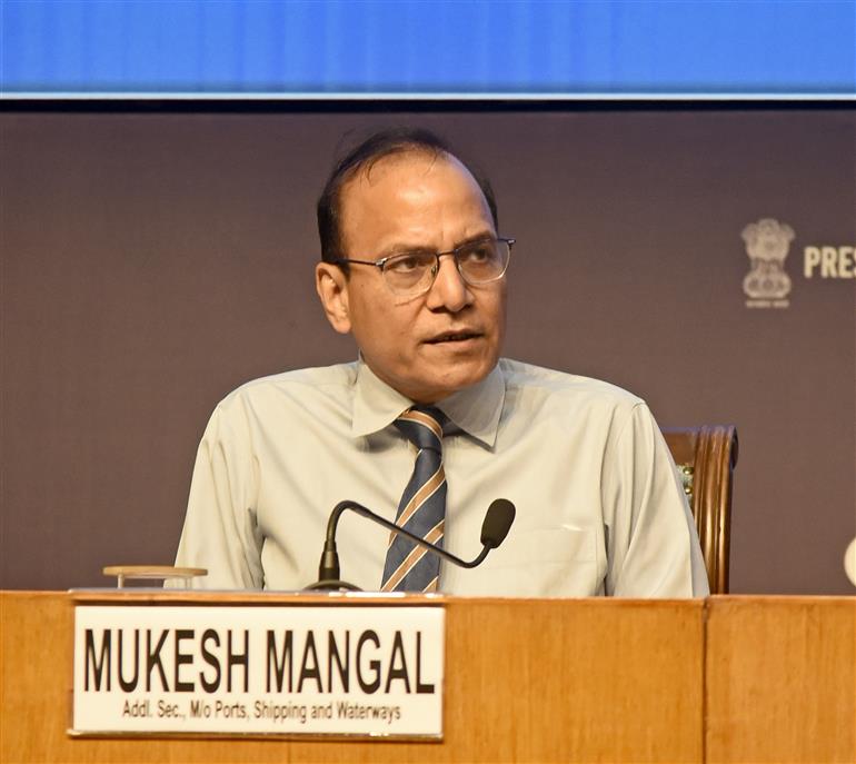 पत्तन, पोत परिवहन और जलमार्ग मंत्रालय (MoPSW) के अतिरिक्त सचिव श्री मुकेश मंगल ने 15 अप्रैल 2026 को नई दिल्ली स्थित राष्ट्रीय मीडिया केंद्र में पश्चिम एशिया के हालिया घटनाक्रमों पर आयोजित अंतर-मंत्रालयी ब्रीफिंग को संबोधित किया।