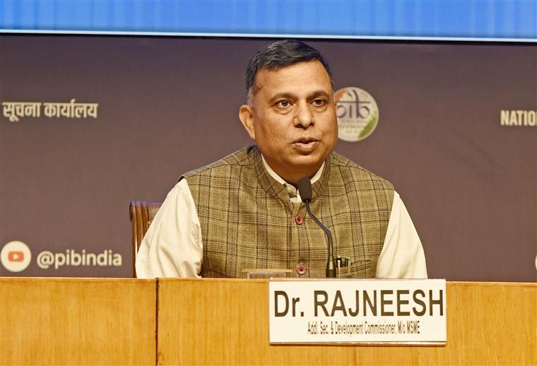 सूक्ष्म, लघु एवं मध्यम उद्यम (एमएसएमई) मंत्रालय के अतिरिक्त सचिव एवं विकास आयुक्त डॉ. रजनीश ने 15 अप्रैल 2026 को नई दिल्ली स्थित राष्ट्रीय मीडिया केंद्र में पश्चिम एशिया के हालिया घटनाक्रमों पर आयोजित अंतर-मंत्रालयी ब्रीफिंग को संबोधित किया।