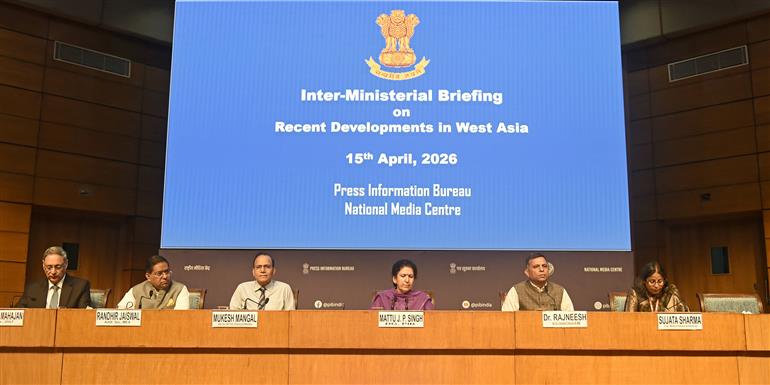 पेट्रोलियम एवं प्राकृतिक गैस मंत्रालय की संयुक्त सचिव सुश्री सुजाता शर्मा ने 15 अप्रैल 2026 को नई दिल्ली स्थित राष्ट्रीय मीडिया केंद्र में पश्चिम एशिया के हालिया घटनाक्रमों पर आयोजित अंतर-मंत्रालयी ब्रीफिंग को संबोधित किया।