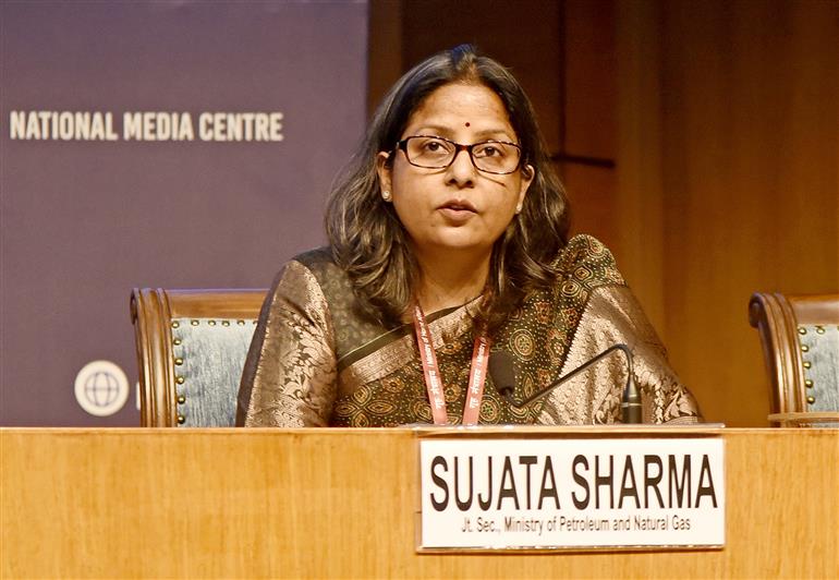 पेट्रोलियम एवं प्राकृतिक गैस मंत्रालय की संयुक्त सचिव सुश्री सुजाता शर्मा ने 15 अप्रैल 2026 को नई दिल्ली स्थित राष्ट्रीय मीडिया केंद्र में पश्चिम एशिया के हालिया घटनाक्रमों पर आयोजित अंतर-मंत्रालयी ब्रीफिंग को संबोधित किया।