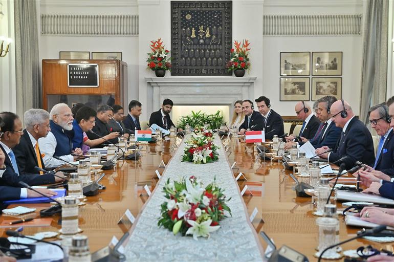 प्रधानमंत्री श्री नरेन्द्र मोदी 16 अप्रैल, 2026 को नई दिल्ली स्थित हैदराबाद हाउस में भारत और ऑस्ट्रिया के बीच प्रतिनिधिमंडल स्तर की वार्ता में शामिल हुए।