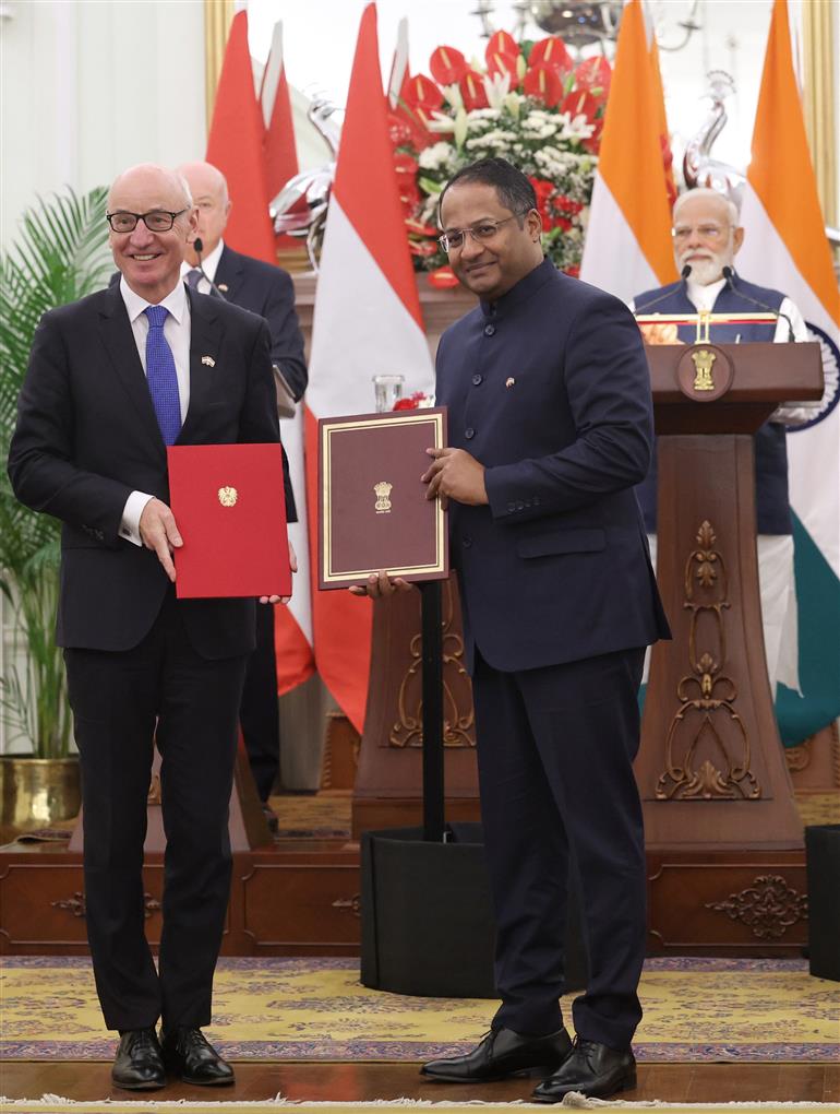 प्रधानमंत्री श्री नरेन्द्र मोदी और ऑस्ट्रिया के फेडरल चांसलर डॉ. क्रिश्चियन स्टॉकर 16 अप्रैल, 2026 को नई दिल्ली स्थित हैदराबाद हाउस में भारत और ऑस्ट्रिया के बीच समझौता ज्ञापनों के आदान-प्रदान के साक्षी बने।
