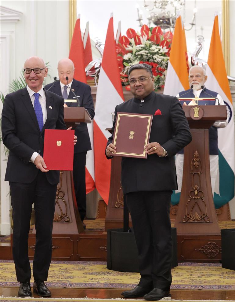 प्रधानमंत्री श्री नरेन्द्र मोदी और ऑस्ट्रिया के फेडरल चांसलर डॉ. क्रिश्चियन स्टॉकर 16 अप्रैल, 2026 को नई दिल्ली स्थित हैदराबाद हाउस में भारत और ऑस्ट्रिया के बीच समझौता ज्ञापनों के आदान-प्रदान के साक्षी बने।
