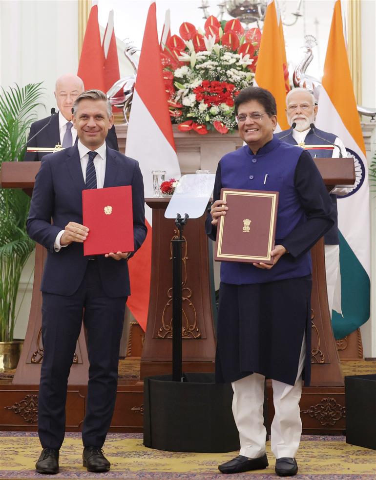 प्रधानमंत्री श्री नरेन्द्र मोदी और ऑस्ट्रिया के फेडरल चांसलर डॉ. क्रिश्चियन स्टॉकर 16 अप्रैल, 2026 को नई दिल्ली स्थित हैदराबाद हाउस में भारत और ऑस्ट्रिया के बीच समझौता ज्ञापनों के आदान-प्रदान के साक्षी बने।