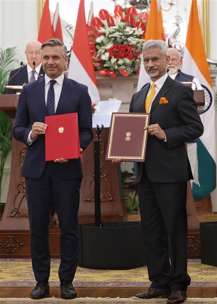 प्रधानमंत्री श्री नरेन्द्र मोदी और ऑस्ट्रिया के फेडरल चांसलर डॉ. क्रिश्चियन स्टॉकर 16 अप्रैल, 2026 को नई दिल्ली स्थित हैदराबाद हाउस में भारत और ऑस्ट्रिया के बीच समझौता ज्ञापनों के आदान-प्रदान के साक्षी बने।