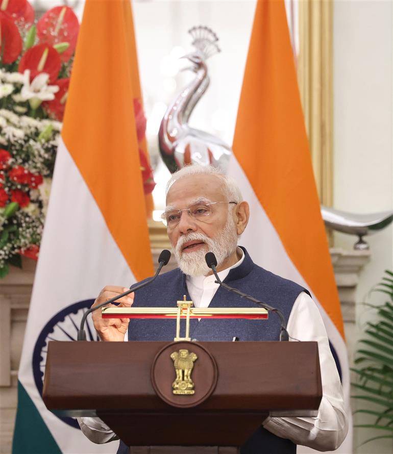 प्रधानमंत्री श्री नरेन्द्र मोदी 16 अप्रैल 2026 को नई दिल्ली स्थित हैदराबाद हाउस में प्रेस वार्ता को संबोधित करते हुए।