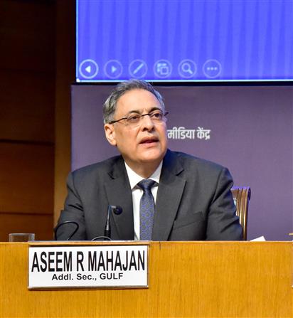 विदेश मंत्रालय में अपर सचिव  (खाड़ी क्षेत्र) श्री असीम आर. महाजन 17 अप्रैल, 2026 को नई दिल्ली स्थित राष्ट्रीय मीडिया केंद्र में पश्चिम एशिया के हालिया घटनाक्रमों पर  अंतर-मंत्रालयी प्रेस ब्रीफिंग को संबोधित करते हुए।