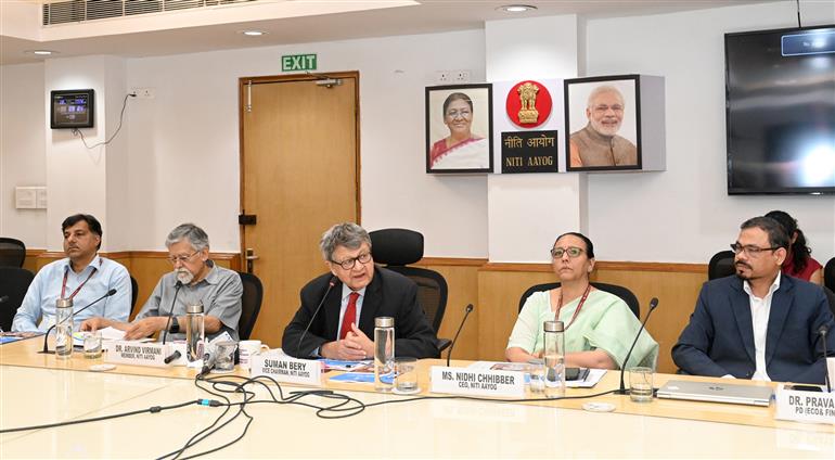 नीति आयोग के उपाध्यक्ष श्री सुमन बेरी 20 अप्रैल, 2026 को नई दिल्ली स्थित नीति आयोग में “ट्रेड वॉच क्वार्टरली” के सातवें अंक के विमोचन के अवसर पर संबोधित करते हुए।