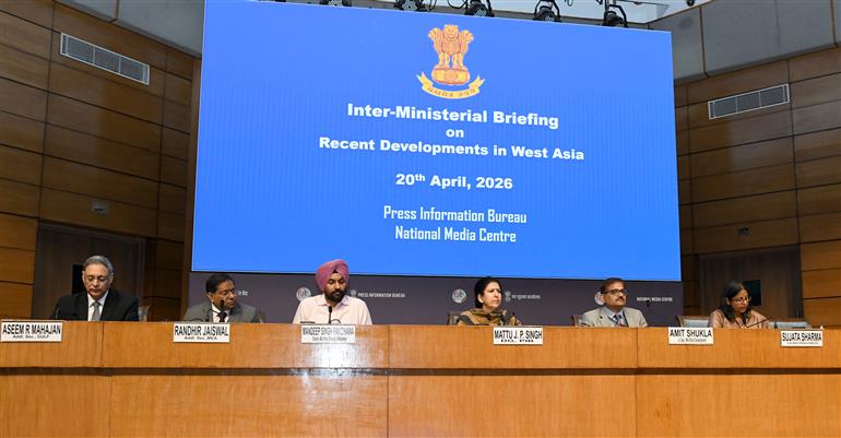 पेट्रोलियम एवं प्राकृतिक गैस मंत्रालय की संयुक्त सचिव सुश्री सुजाता शर्मा 20 अप्रैल, 2026 को नई दिल्ली स्थित राष्ट्रीय मीडिया केंद्र में पश्चिम एशिया के हालिया घटनाक्रमों पर अंतर-मंत्रालयी प्रेस ब्रीफिंग को संबोधित करती हुईं।
