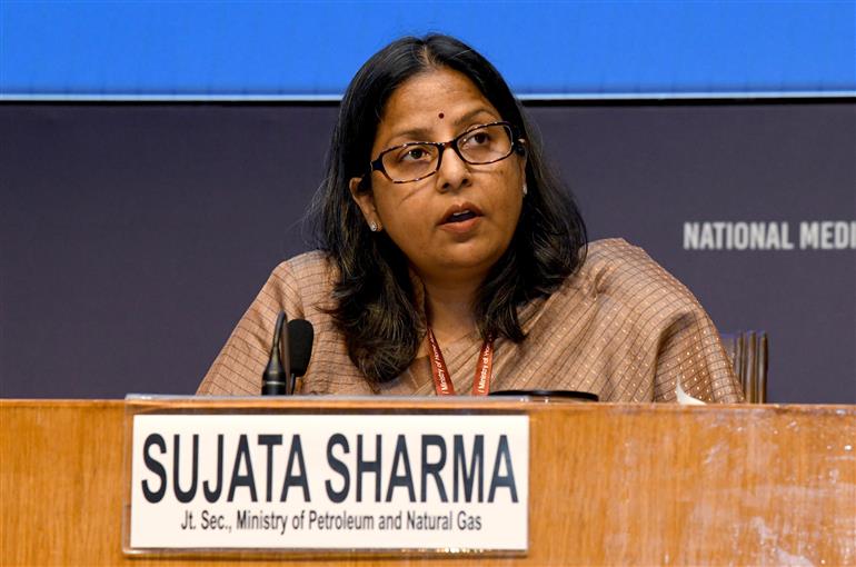पेट्रोलियम एवं प्राकृतिक गैस मंत्रालय की संयुक्त सचिव सुश्री सुजाता शर्मा 20 अप्रैल, 2026 को नई दिल्ली स्थित राष्ट्रीय मीडिया केंद्र में पश्चिम एशिया के हालिया घटनाक्रमों पर अंतर-मंत्रालयी प्रेस ब्रीफिंग को संबोधित करती हुईं।
