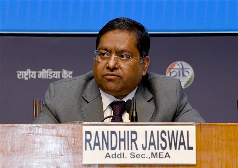 विदेश मंत्रालय के अपर सचिव श्री रणधीर जायसवाल 20 अप्रैल, 2026 को नई दिल्ली स्थित राष्ट्रीय मीडिया केंद्र में पश्चिम एशिया के हालिया घटनाक्रमों पर अंतर-मंत्रालयी प्रेस ब्रीफिंग को संबोधित करते हुए।