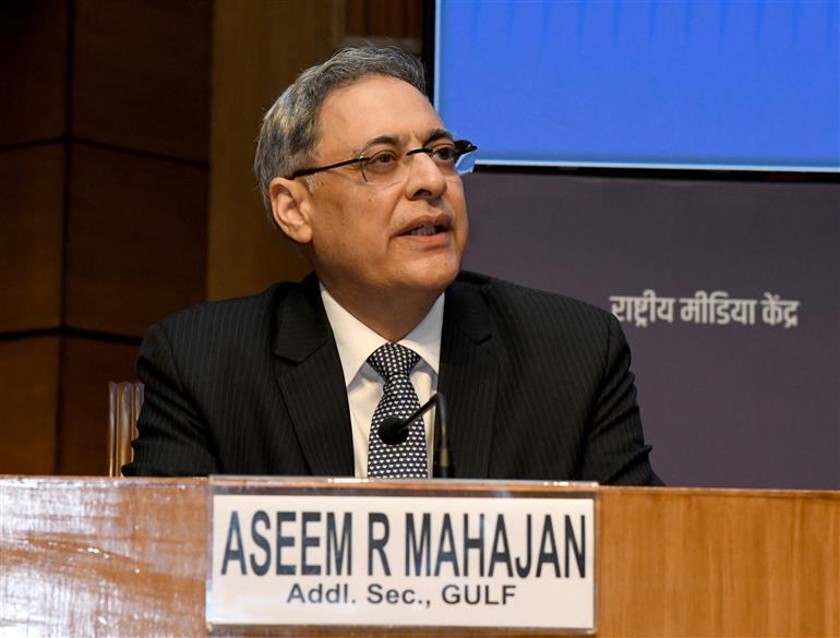 विदेश मंत्रालय के अपर सचिव (खाड़ी क्षेत्र) श्री असीम आर. महाजन 20 अप्रैल, 2026 को नई दिल्ली स्थित राष्ट्रीय मीडिया केंद्र में पश्चिम एशिया के हालिया घटनाक्रमों पर अंतर-मंत्रालयी प्रेस ब्रीफिंग को संबोधित करते हुए।