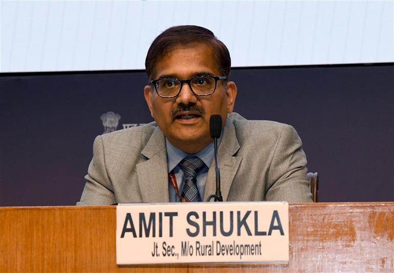 ग्रामीण विकास मंत्रालय के संयुक्त सचिव श्री अमित शुक्ला 20 अप्रैल, 2026 को नई दिल्ली स्थित राष्ट्रीय मीडिया केंद्र में पश्चिम एशिया के हालिया घटनाक्रमों पर अंतर-मंत्रालयी प्रेस ब्रीफिंग को संबोधित करते हुए।
