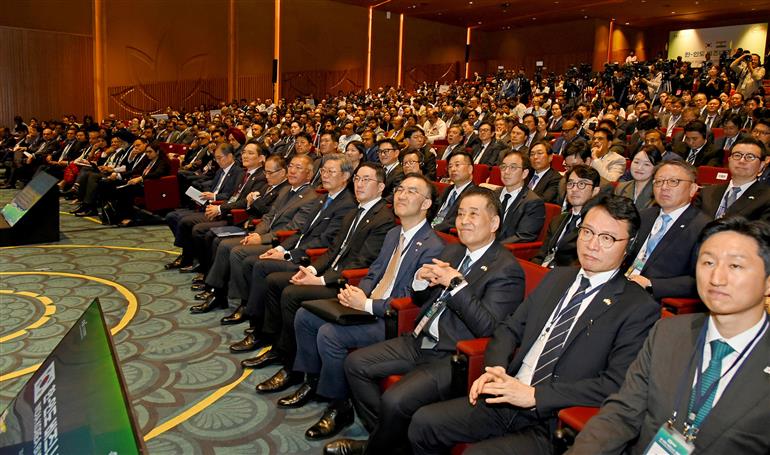 कोरिया गणराज्य के राष्ट्रपति श्री ली जे म्युंग 20 अप्रैल, 2026 को नई दिल्ली में भारत-कोरिया व्यापार मंच को संबोधित करते हुए।