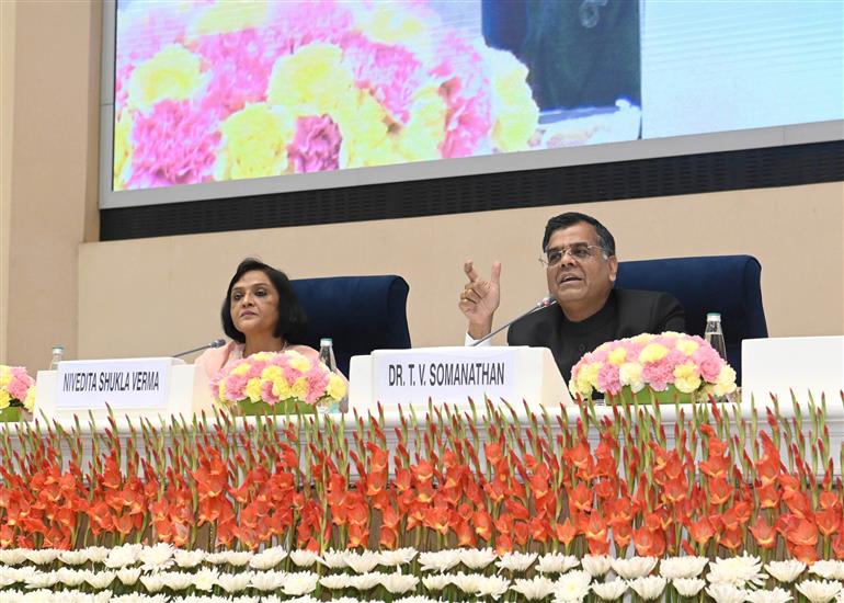 कैबिनेट सचिव डॉ. टी.वी. सोमनाथन 21 अप्रैल, 2026 को नई दिल्ली स्थित विज्ञान भवन में 18वें सिविल सेवा दिवस के अवसर पर सिविल सेवकों को संबोधित करते हुए।