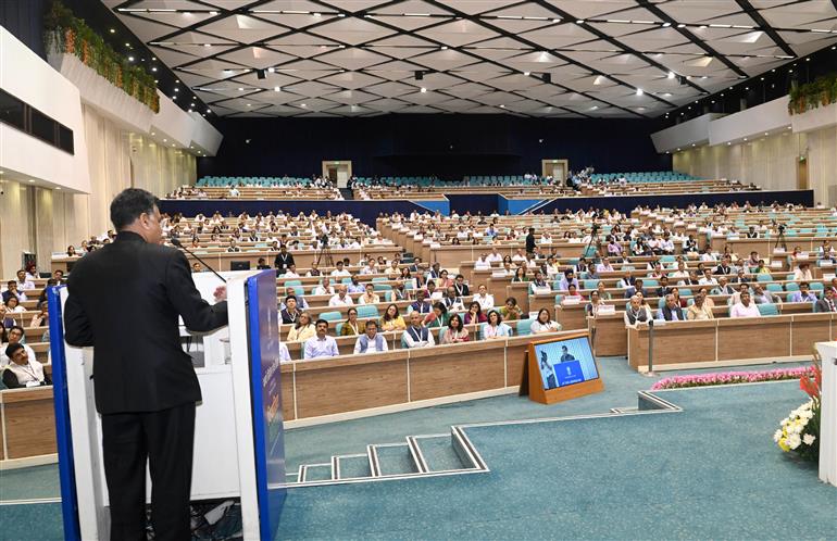 कैबिनेट सचिव डॉ. टी.वी. सोमनाथन 21 अप्रैल, 2026 को नई दिल्ली स्थित विज्ञान भवन में 18वें सिविल सेवा दिवस के अवसर पर सिविल सेवकों को संबोधित करते हुए।