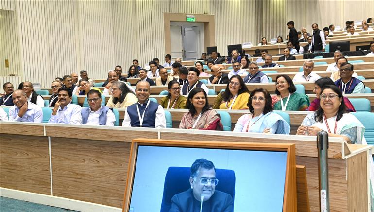 कैबिनेट सचिव डॉ. टी.वी. सोमनाथन 21 अप्रैल, 2026 को नई दिल्ली स्थित विज्ञान भवन में 18वें सिविल सेवा दिवस के अवसर पर सिविल सेवकों को संबोधित करते हुए।