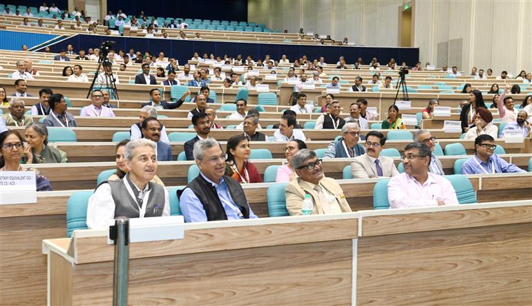 कैबिनेट सचिव डॉ. टी.वी. सोमनाथन 21 अप्रैल, 2026 को नई दिल्ली स्थित विज्ञान भवन में 18वें सिविल सेवा दिवस के अवसर पर सिविल सेवकों को संबोधित करते हुए।