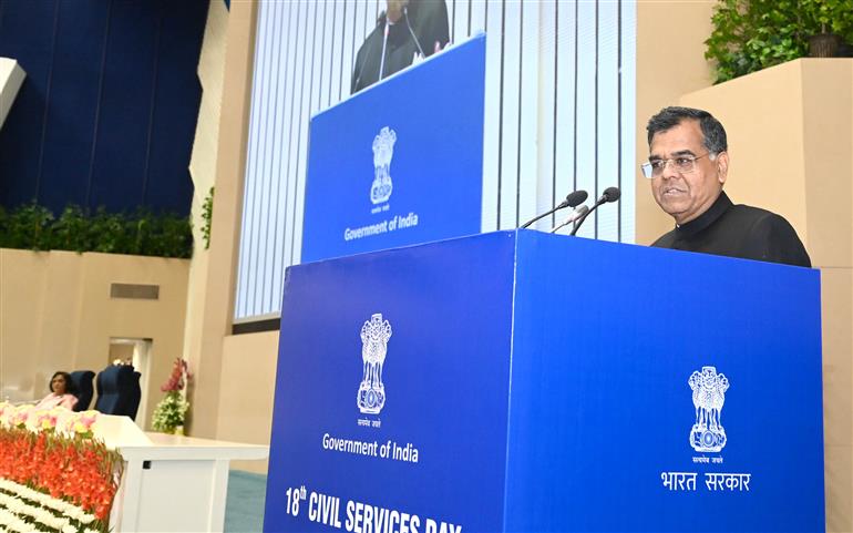 कैबिनेट सचिव डॉ. टी.वी. सोमनाथन 21 अप्रैल, 2026 को नई दिल्ली स्थित विज्ञान भवन में 18वें सिविल सेवा दिवस के अवसर पर सिविल सेवकों को संबोधित करते हुए।