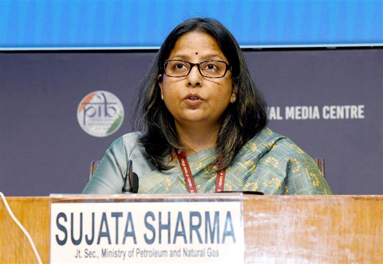 पेट्रोलियम एवं प्राकृतिक गैस मंत्रालय की संयुक्त सचिव सुश्री सुजाता शर्मा 22 अप्रैल, 2026 को नई दिल्ली स्थित राष्ट्रीय मीडिया केंद्र में पश्चिम एशिया के हालिया घटनाक्रमों पर अंतर-मंत्रालयी प्रेस ब्रीफिंग को संबोधित करती हुईं।