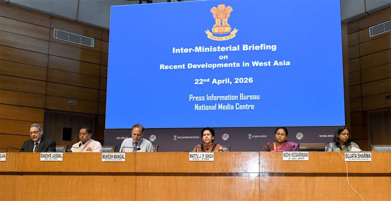 विदेश मंत्रालय के अपर सचिव (खाड़ी क्षेत्र) श्री असीम आर. महाजन 22 अप्रैल, 2026 को नई दिल्ली स्थित राष्ट्रीय मीडिया केंद्र में पश्चिम एशिया के हालिया घटनाक्रमों पर अंतर-मंत्रालयी प्रेस ब्रीफिंग को संबोधित करते हुए।