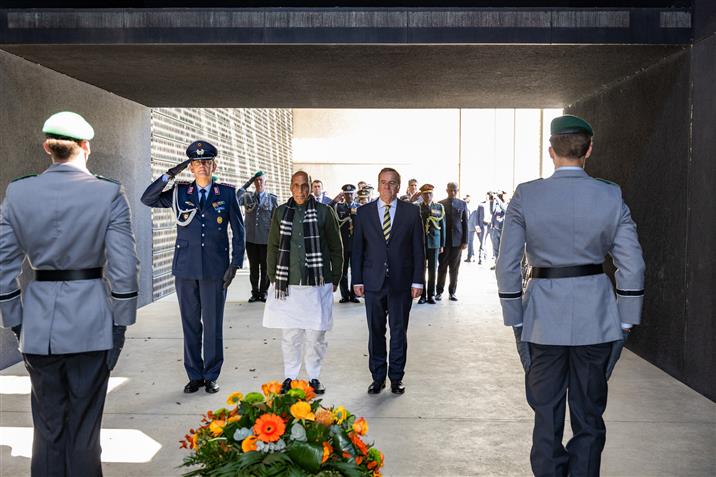 केंद्रीय रक्षा मंत्री श्री राजनाथ सिंह 22 अप्रैल, 2026 को जर्मनी के बर्लिन स्थित बुंडेसवेहर स्मारक पर पुष्पांजलि अर्पित करते हुए।