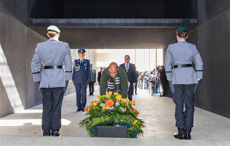 केंद्रीय रक्षा मंत्री श्री राजनाथ सिंह 22 अप्रैल, 2026 को जर्मनी के बर्लिन स्थित बुंडेसवेहर स्मारक पर पुष्पांजलि अर्पित करते हुए।