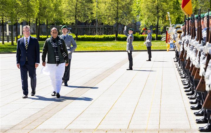 केंद्रीय रक्षा मंत्री श्री राजनाथ सिंह 22 अप्रैल, 2026 को जर्मनी के बर्लिन में अपनी द्विपक्षीय बैठक से पहले गार्ड ऑफ ऑनर का निरीक्षण करते हुए।