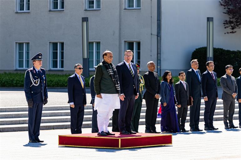 केंद्रीय रक्षा मंत्री श्री राजनाथ सिंह 22 अप्रैल, 2026 को जर्मनी के बर्लिन में अपनी द्विपक्षीय बैठक से पहले गार्ड ऑफ ऑनर का निरीक्षण करते हुए।