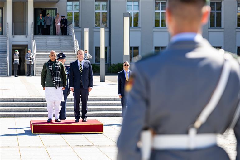 केंद्रीय रक्षा मंत्री श्री राजनाथ सिंह 22 अप्रैल, 2026 को जर्मनी के बर्लिन में अपनी द्विपक्षीय बैठक से पहले गार्ड ऑफ ऑनर का निरीक्षण करते हुए।