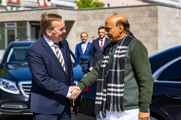 केंद्रीय रक्षा मंत्री श्री राजनाथ सिंह 22 अप्रैल, 2026 को जर्मनी के बर्लिन में अपनी द्विपक्षीय बैठक से पहले जर्मनी के रक्षा मंत्री श्री बोरिस पिस्टोरियस से मुलाकात करते हुए।