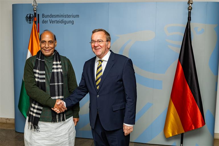 केंद्रीय रक्षा मंत्री श्री राजनाथ सिंह 22 अप्रैल, 2026 को जर्मनी के बर्लिन में अपनी द्विपक्षीय बैठक से पहले जर्मनी के रक्षा मंत्री श्री बोरिस पिस्टोरियस से मुलाकात करते हुए।