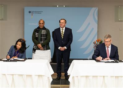 केंद्रीय रक्षा मंत्री श्री राजनाथ सिंह, जर्मनी के रक्षा मंत्री श्री बोरिस पिस्टोरियस के साथ 22 अप्रैल, 2026 को जर्मनी के बर्लिन में द्विपक्षीय बैठक के दौरान 