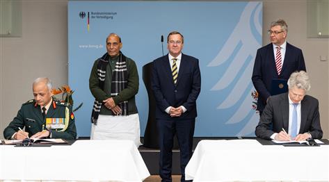 केंद्रीय रक्षा मंत्री श्री राजनाथ सिंह, जर्मनी के रक्षा मंत्री श्री बोरिस पिस्टोरियस के साथ 22 अप्रैल, 2026 को जर्मनी के बर्लिन में द्विपक्षीय बैठक के दौरान 