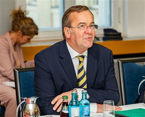 केंद्रीय रक्षा मंत्री श्री राजनाथ सिंह 22 अप्रैल, 2026 को जर्मनी के बर्लिन में जर्मनी के  रक्षा मंत्री श्री बोरिस पिस्टोरियस के साथ द्विपक्षीय बैठक करते हुए।