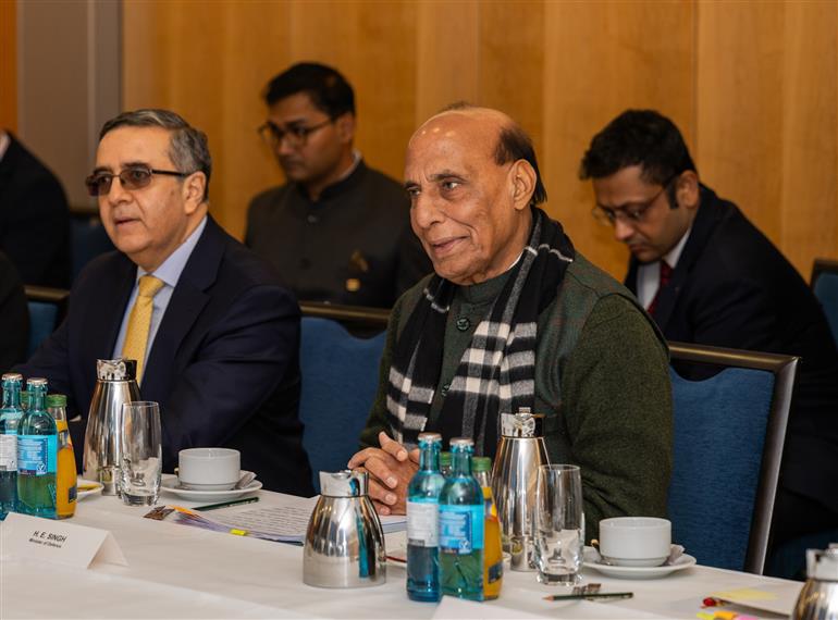 केंद्रीय रक्षा मंत्री श्री राजनाथ सिंह 22 अप्रैल, 2026 को जर्मनी के बर्लिन में जर्मनी के  रक्षा मंत्री श्री बोरिस पिस्टोरियस के साथ द्विपक्षीय बैठक करते हुए।