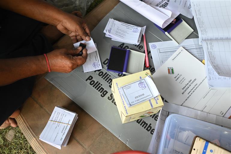 22 अप्रैल, 2026 को पश्चिम बंगाल के मुर्शिदाबाद स्थित बहरामपुर में पश्चिम बंगाल विधानसभा चुनाव 2026 के पहले चरण की तैयारियों की झलकियां।
